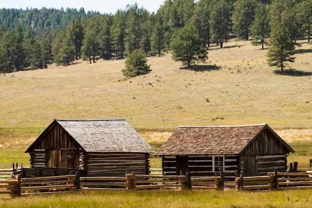 Antiguos edificios de granja en el Monumento Nacional Florissant en el centro de Colorado.