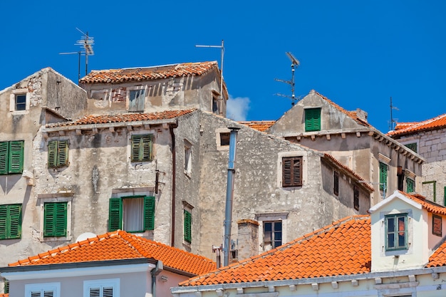 Antiguos edificios de piedra de Sibenik, Croacia. Tiro horizontal