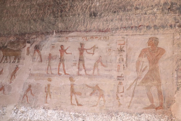 antiguos egipcios y jeroglíficos en las tumbas de los nobles en Aswan, Egipto.