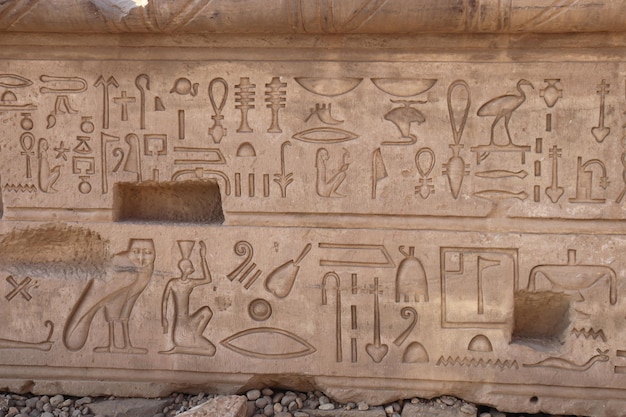 Antiguos jeroglíficos egipcios tallados en el templo de Kom Ombo en Asuán, Egipto