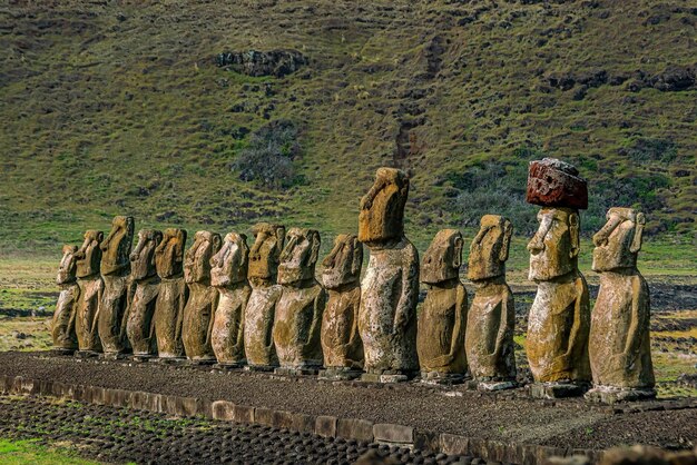 Los antiguos moai de Ahu Togariki en Isla de Pascua
