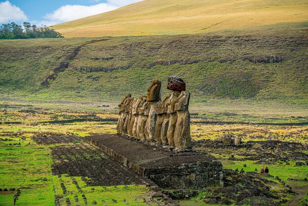 Los antiguos moai de Ahu Togariki en Isla de Pascua