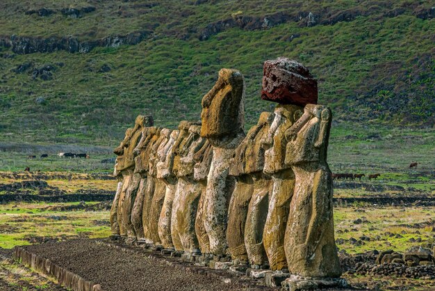 Los antiguos moai de Ahu Togariki en Isla de Pascua