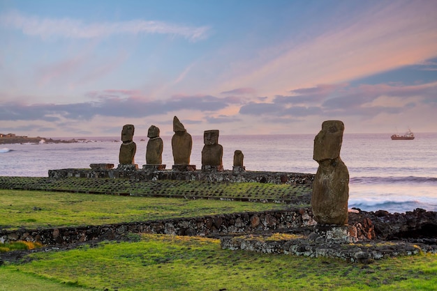 Los antiguos moai en la Isla de Pascua de Chile