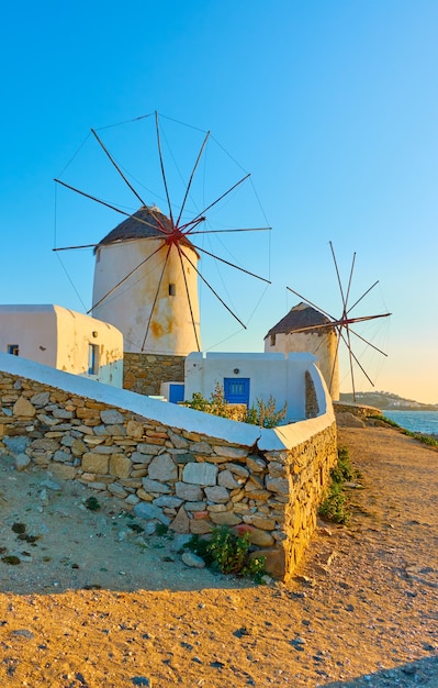 Antiguos molinos de viento en la isla de Mykonos al atardecer, Cyclades, Grecia