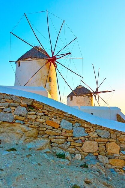 Antiguos molinos de viento en la isla de Mykonos al atardecer, Grecia