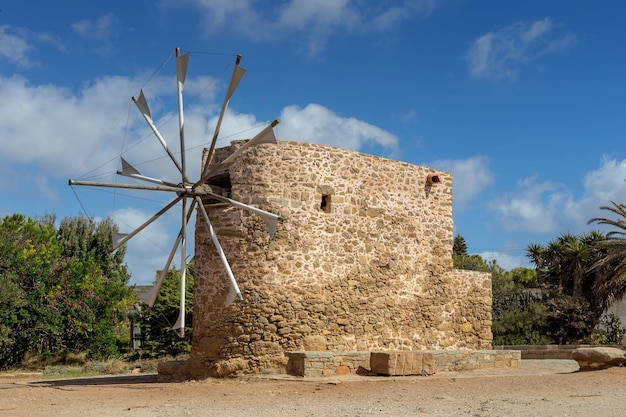 Antiguos molinos de viento de piedra zona de Lassithi isla Creta Grecia