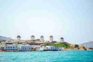 Foto antiguos molinos de viento tradicionales sobre la ciudad de mykonos