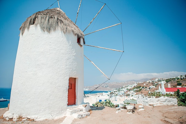 Foto antiguos molinos de viento tradicionales sobre la ciudad de mykonos