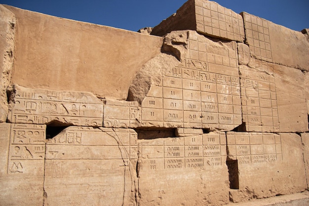Foto antiguos murales egipcios jeroglíficos en la pared de piedra en el templo de karnak luxor egipto