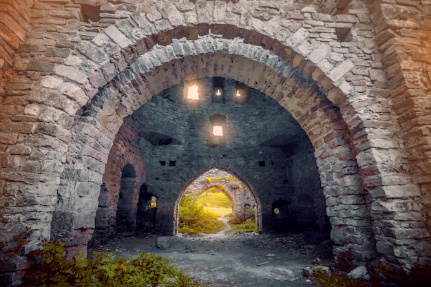 Antiguos muros de piedra con arcos