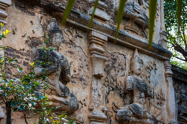 Antiguos patrones de estuco antiguo estuco Buda y figuras de ángeles en el exterior de Maha Chedi Wat Chet Yot, templo de siete pagodas Es una importante atracción turística en Chiang Mai, Tailandia.