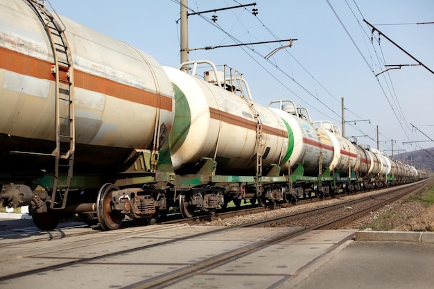 Antiguos vagones de tren que cruzan el ferrocarril y el transporte de mercancías concepto de transporte de transporte