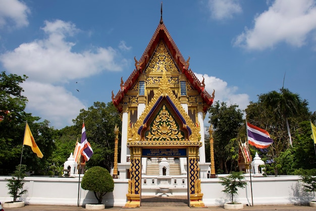 Antike Architektur, antikes Gebäude, Ubosot für thailändische Reisende, Reisen, Besuch, Respekt, betende Buddha-Segensverehrung des Tempels Wat Khae Nok in Bang Yai am 17. März 2022 in Nonthaburi, Thailand