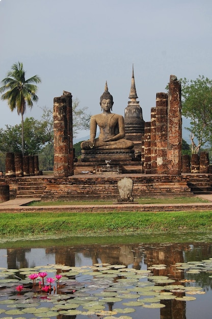 Antike Architektur und antike Ruinen Gebäude für thailändische Reisende besuchen Respekt und beten im Si Satchanalai Historical Park und UNESCO-Weltkulturerbe in Sukhothai Thailand