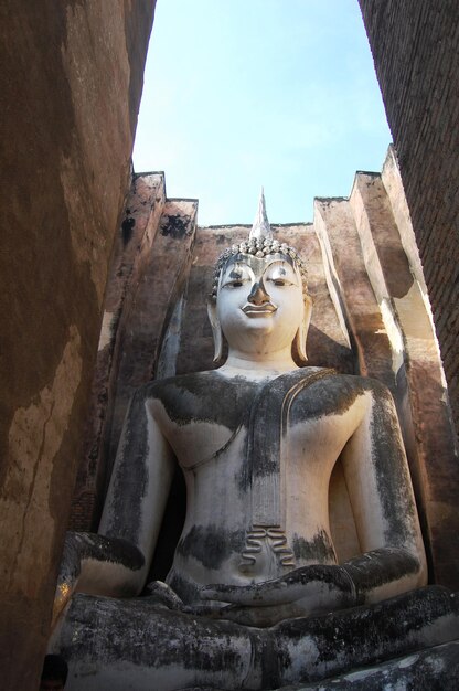 Antike Architektur und Ruinengebäude des Tempels Wat Si Chum und Pra Ajana Buddha-Statuen für Thais reisen im Si Satchanalai Historical Park im Weltkulturerbe in Sukhothai Thailand