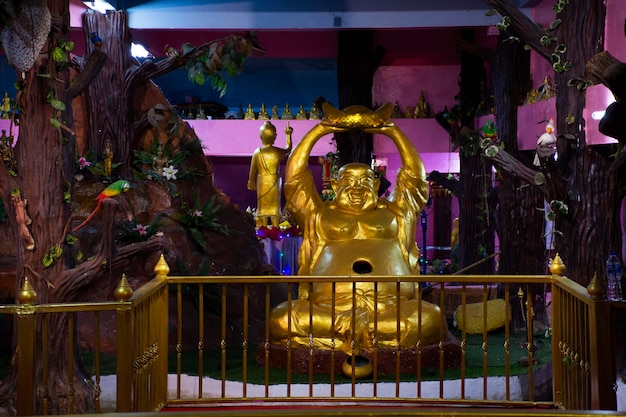 Antike Architekturgottheit Engelsstatue und antikes Gebäude Ubosot des Wat Takhian Tempels für thailändische Reisende besuchen und respektieren den betenden Buddha und die Anbetung des heiligen Mythos in Nonthaburi Thailand