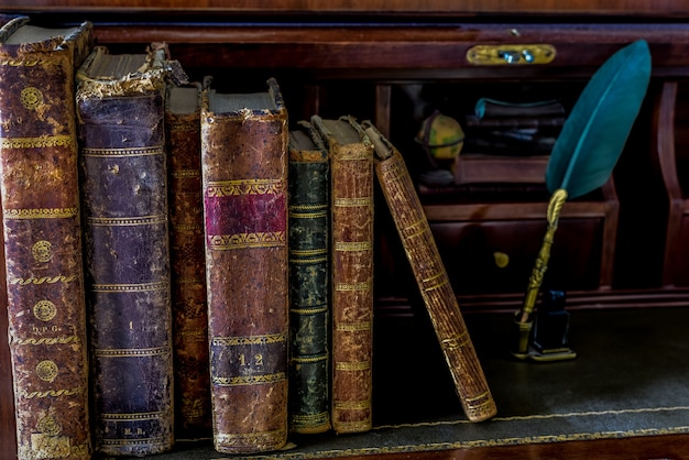 antike Bücher auf Holzschreibtisch