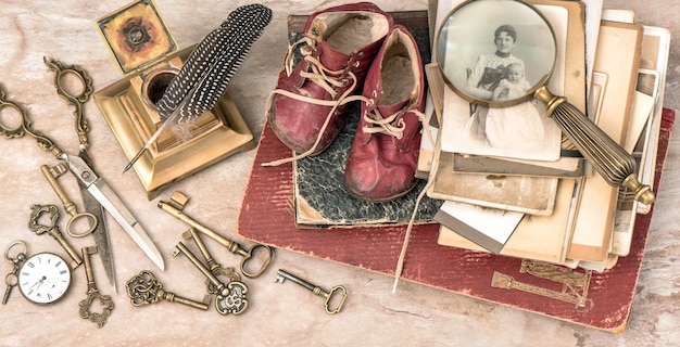 Antike Bücher und Fotos Schlüssel Babyschuhe und Schreibzubehör