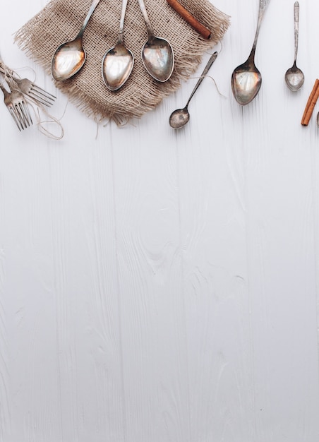 Foto antike cutlery.old silber löffel und gabeln auf holzuntergrund