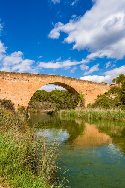 Antike eine Bogensteinbrücke über einen Fluss im Naturpark in Spanien?