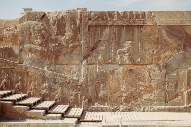 Antike Flachreliefs und antike keilschriftliche Inschrift im Persepolis.