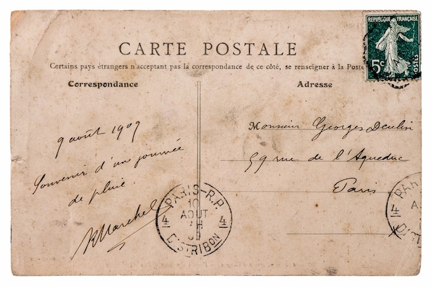 Foto antike französische postkarte mit briefmarke aus paris. nostalgischer papierhintergrund im retro-stil