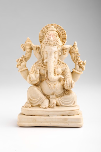Antike Ganesha-Skulptur auf weißem Hintergrund