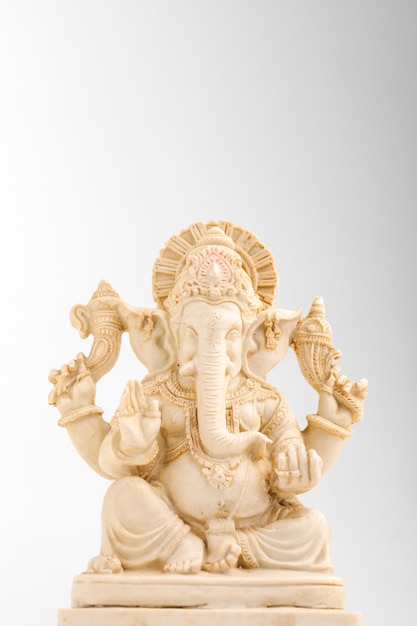 Antike Ganesha-Skulptur auf weißem Hintergrund