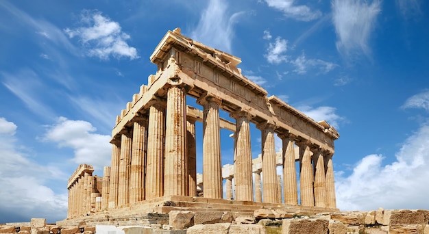 Antike griechische Festung Akropolis in Athen Griechenland Panoramabild des Parthenon-Tempels an einem hellen Tag mit blauem Himmel und Federwolken Klassisches griechisches Erbe