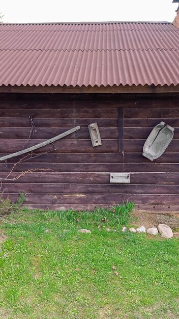 Foto antike haushaltsgegenstände eines bauern an einer hölzernen hauswand