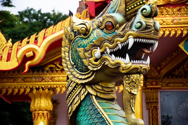 Antike Kunst der Naga oder antike Naka-Statue des Wat Phra Kaew Tempels für thailändische Reisende besuchen und respektieren das Beten und Segnen der heiligen Mysterienverehrung in der Stadt Chainat in Chai Nat Thailand