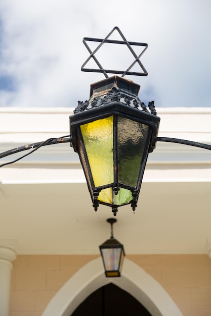 Antike Lampe am Eingang zur Synagoge