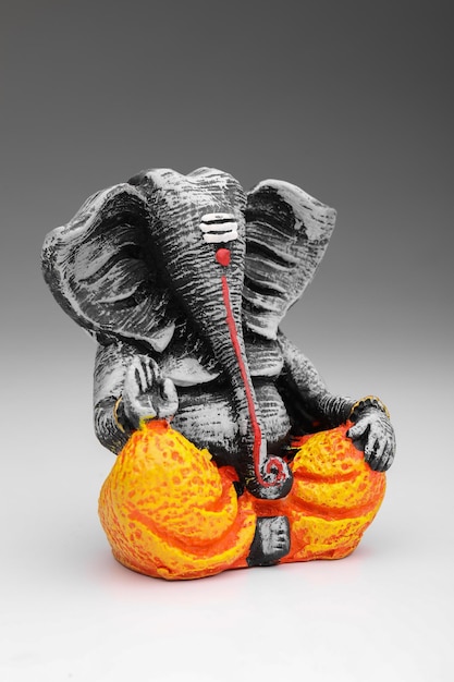 Antike Lord Ganesha-Skulptur auf weißem Hintergrund