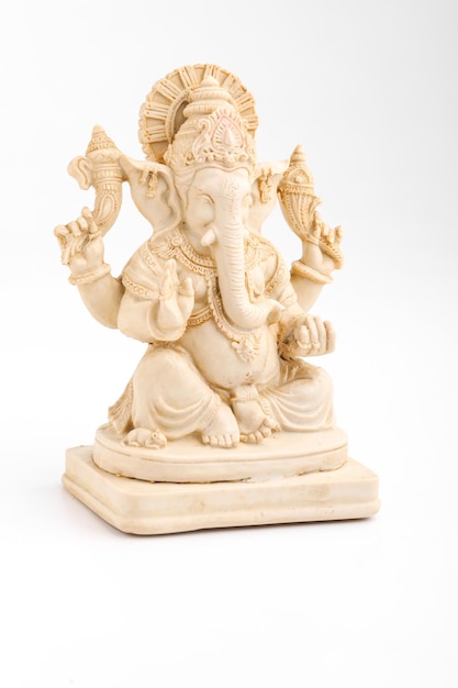 Antike Lord Ganesha-Skulptur auf weißem Hintergrund