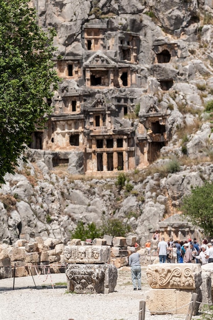 Antike lykische Nekropole mit in Felsen gehauenem Grab in Mira Demre, Türkei