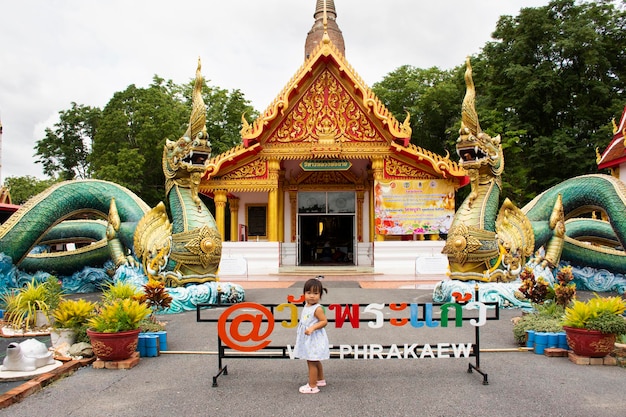 Antike Naga- oder antike Naka-Statue des Wat Phra Kaew-Tempels für thailändische Reisende, die am 27. Mai 2020 in Chai Nat Thailand beten und die heilige Mysterienverehrung in Chainat respektieren und segnen