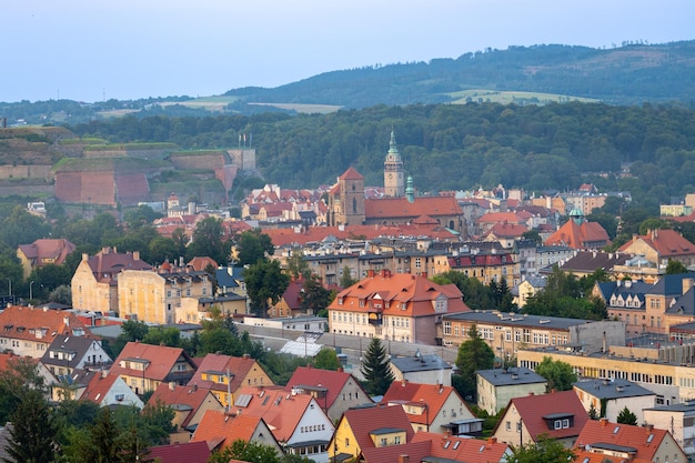 Antike polnische Stadt Klodzko von oben Blick auf die roten Ziegeldächer von oben