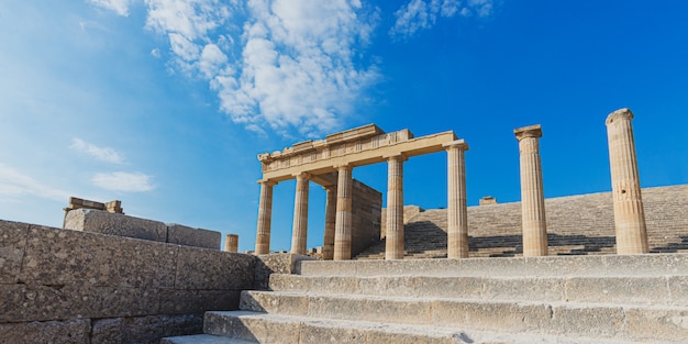 Antike prächtige griechische Säulen der Lindos-Akropolis