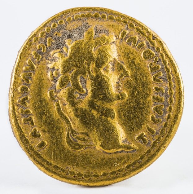 Foto antike römische goldmünze von kaiser tiberius isoliert