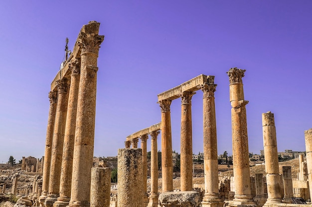 Antike römische Ruinen Gehweg entlang der Säulen in Jerash Jordan