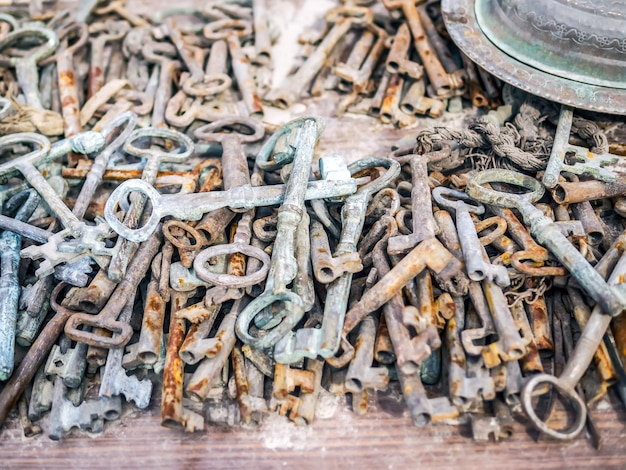 Antike rostige Metallschlüssel auf einem Markt klemmen an einem Fluchtmarkt fest