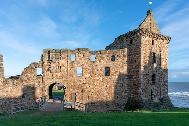 Antike Ruinen der Burg von St. Andrews in Schottland an der Nordsee