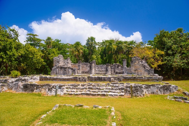 Antike Ruinen der Maya in der archäologischen Zone El Rey in der Nähe von Cancun Yukatan Mexiko