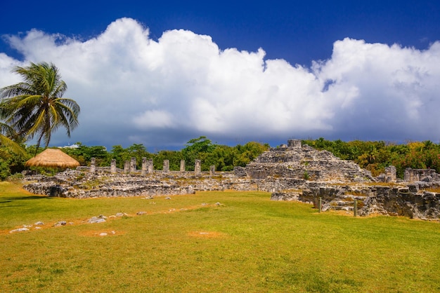 Antike Ruinen der Maya in der archäologischen Zone El Rey in der Nähe von Cancun Yukatan Mexiko