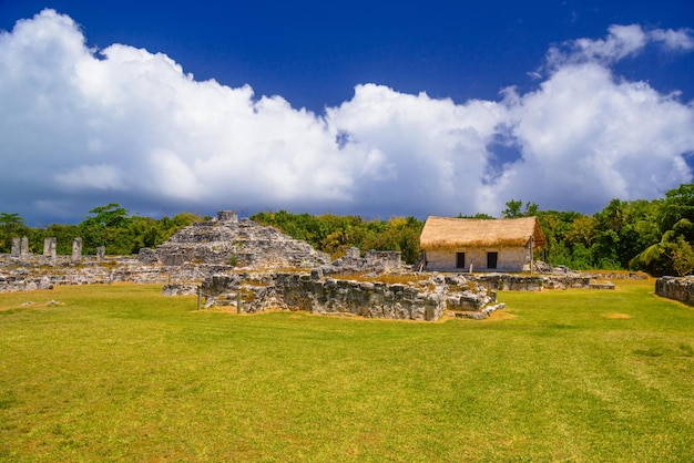 Antike Ruinen der Maya in der archäologischen Zone El Rey in der Nähe von Cancun Yukatan Mexiko