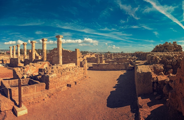 Antike Ruinen der Stadt Kourion in der Nähe von Pathos und Limassol Zypern Reihe von Spalten unter blauem Himmel Reisen Sie im Freien Hintergrund