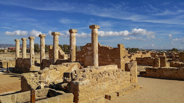 Antike Ruinen der Stadt Kourion in der Nähe von Pathos und Limassol, Zypern. Säulenreihe unter blauem Himmel. Hintergrund für Reisen im Freien