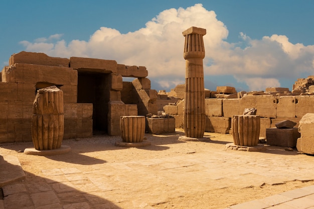 Antike Ruinen des Karnak-Tempels in Luxor (Theben), Ägypten. Der größte Tempelkomplex der Antike der Welt. Kulturerbe der UNESCO.