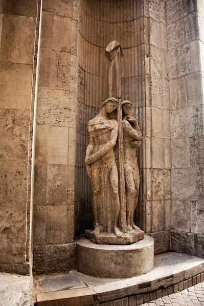 Antike Ruinen Frauenstatue für Deutsche und ausländische Reisende besuchen und fotografieren in der St. Reinoldi-Kirche am Ostenhellweg in der Stadt Dortmund in Nordrhein-Westfalen Deutschland